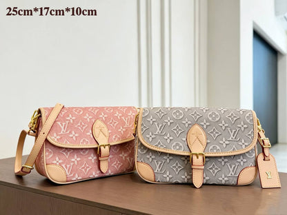LV
NEW DESIGN MASTER QUALITY WITH BOX 
240 dhs💓
SIZE: 25cm

Zain39
♥️♥️♥️
