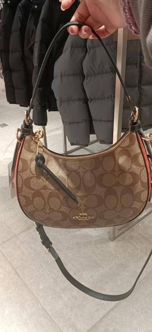 Coach

95 dhs💓
SIZE：21×18×8cm
High quality

Zain35
♥️♥️♥️