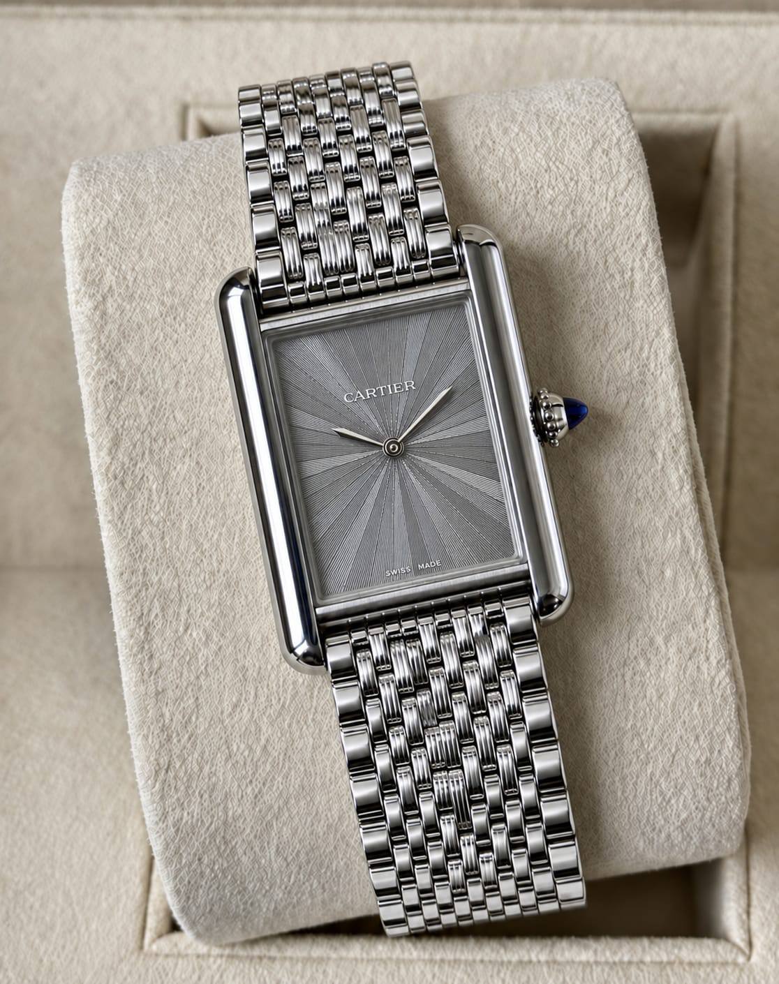 Cartier 

watch unsix (
size36mm) 

good quality 
230 dhs🇦🇪🇦🇪

Zain59
♥️♥️♥️