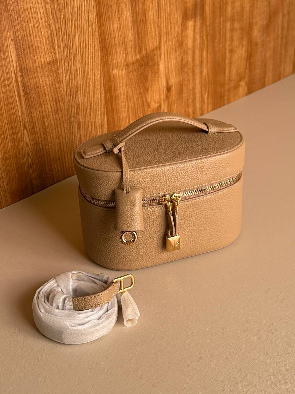 New Collection

 LORO PIANA

 MEKUP BAG 
21cm
330 dhs🇦🇪🇦🇪

Master quality 
With box🎁
Zain167
♥️♥️♥️