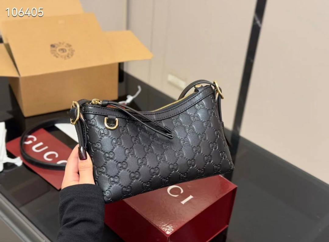 Gucci
95 dhs🇦🇪🇦🇪 
with box high quality  
22cm

Zain26
♥️♥️♥️