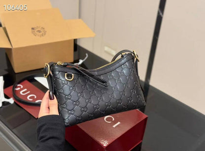 Gucci
95 dhs🇦🇪🇦🇪 
with box high quality  
22cm

Zain26
♥️♥️♥️