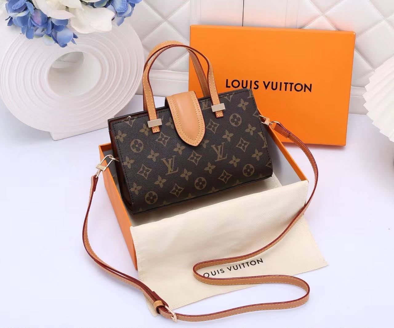 LV
Good quality 
Size 23*cm
100 dhs🇦🇪🇦🇪
With box 📦🔥🔥

Zain70
♥️♥️♥️