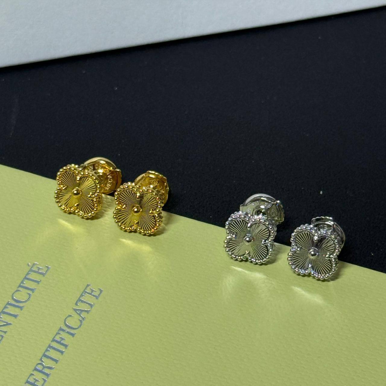 VCA 🦋*
Mini Earring🌸
Master quality 💯

With normal boxes 📦 
45 dhs🪙🌨️

With master box 🗃️ 
75 dhs🪙🌨️

Zain216
♥️♥️♥️