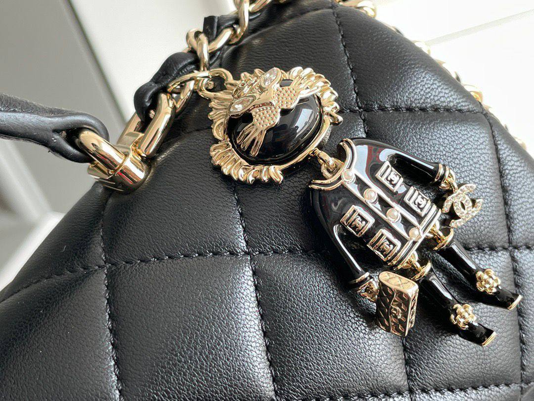 CHANEL 

NEW CAME GOOD QUALITY 

WITH BOX 
🎁🎁🎁

100 dhs💓

Zain39