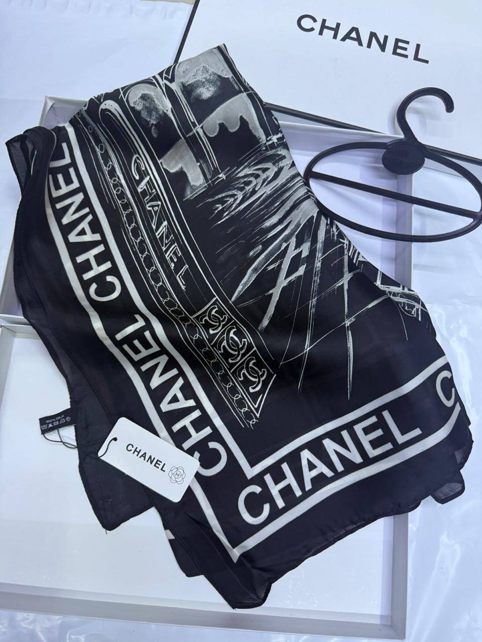 Chanel
Silk scarf 
40 dhs✅
55 dhs✅ 

with box🎁🎁🎁

Zain93
♥️♥️♥️