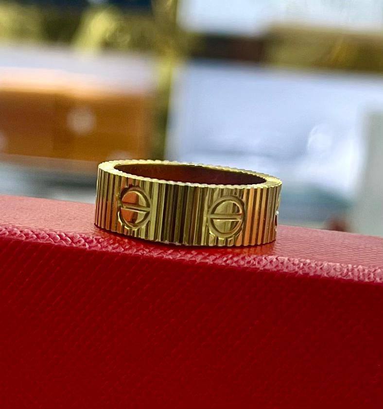 Cartier 🌊*
Ring 💍 size available 👇
6,7,8,9
Stainless steel 💯
With black boxes 🗃️ 
20 dhs🪙🌨️
With normal boxes 📦 
And paper bag🛍️
30 dhs🪙🌨️

Zain216
♥️♥️♥️