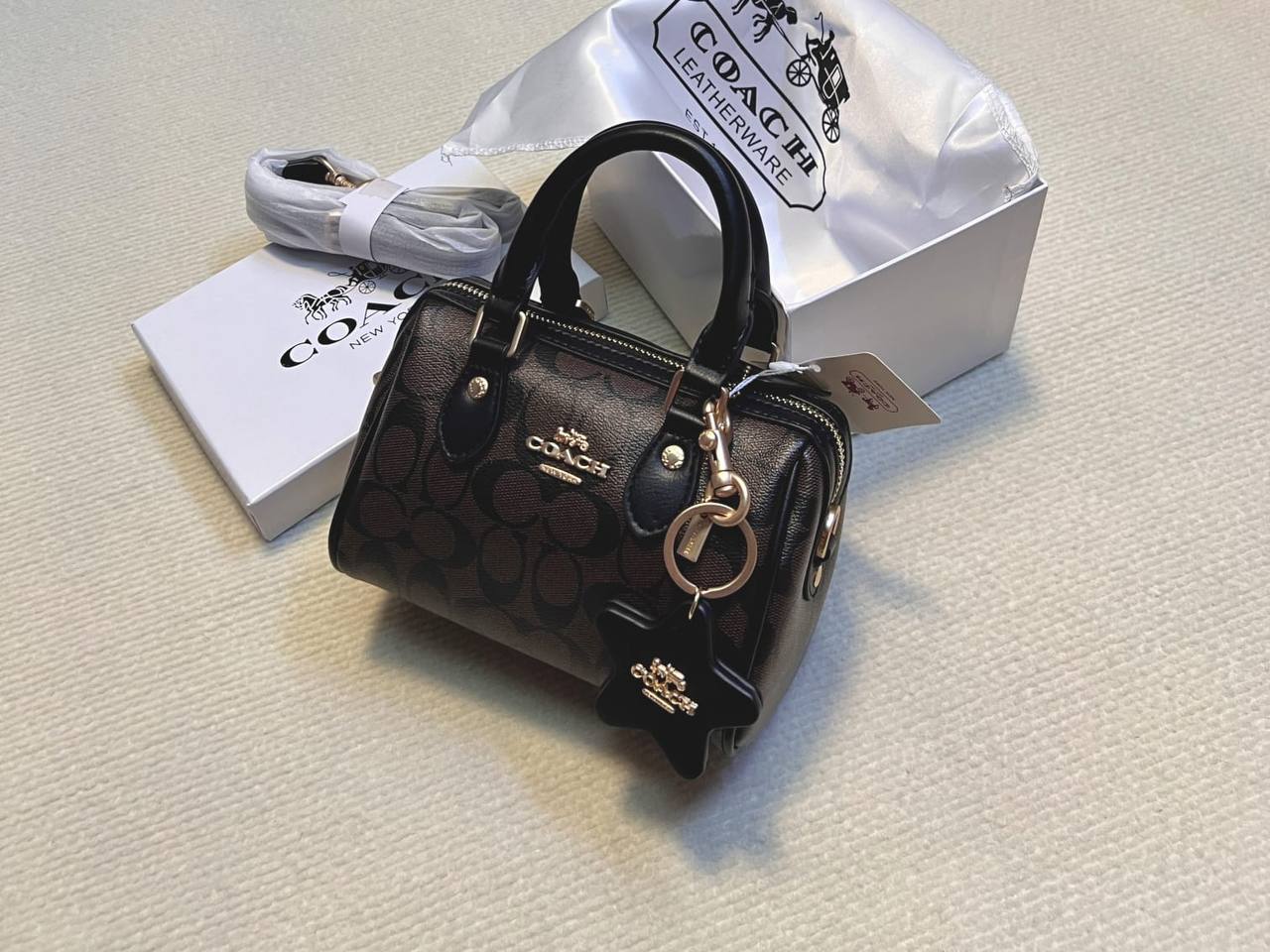 Coach

90 dhs✅

with box
🎁🎁🎁

size 20cm

Zain26
♥️♥️♥️