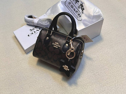 Coach

90 dhs✅

with box
🎁🎁🎁

size 20cm

Zain26
♥️♥️♥️