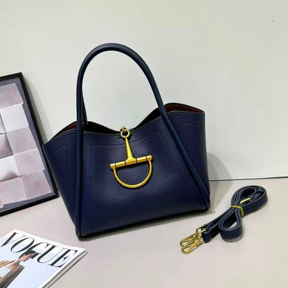 GUCCI 
120 dhs💓
Size 28 cm 🤝💃💃💃💃💃

Zain161
♥️♥️♥️
