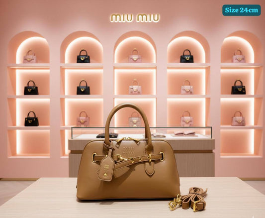Dior
Good quality 
with box 
🎁🎁🎁

115 dhs🪙💕

Zain186
♥️♥️♥️