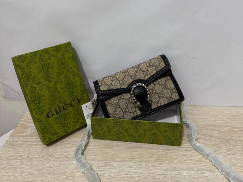 Gucci
85 dhs🇦🇪

with box
🎁🎁🎁

size 20cm

Zain26
♥️♥️♥️