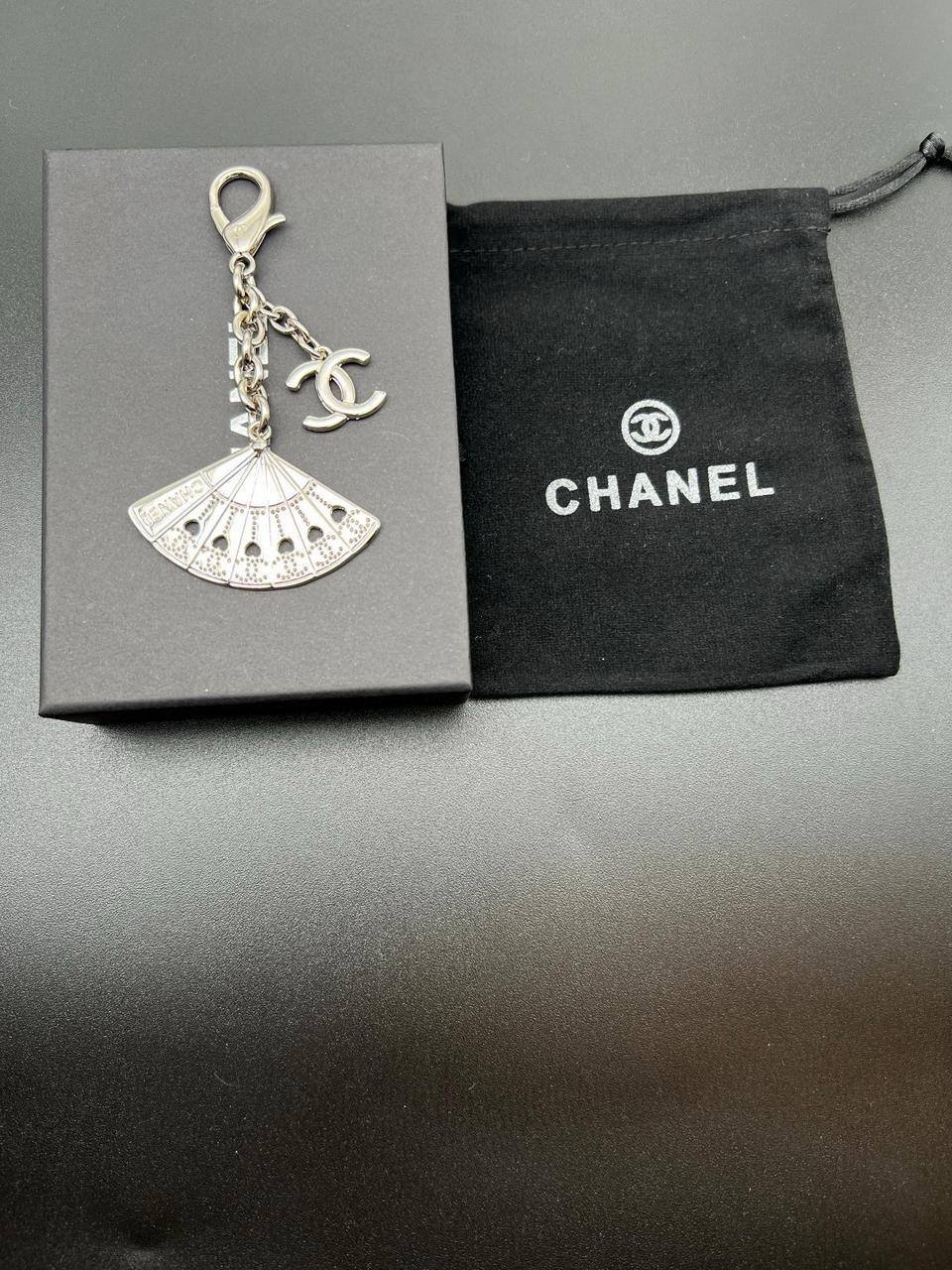 KEYCHAINS
CHANEL & LV 
60 dhs🪙🖤
With MASTER BOX 📦

Zain263
♥️♥️♥️