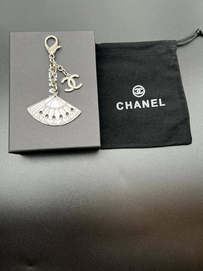 KEYCHAINS
CHANEL & LV 
60 dhs🪙🖤
With MASTER BOX 📦

Zain263
♥️♥️♥️