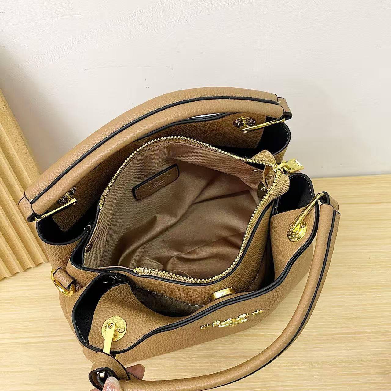 Prada
24*18*12 cm
75 dhs✅

Zain17
♥️♥️♥️
