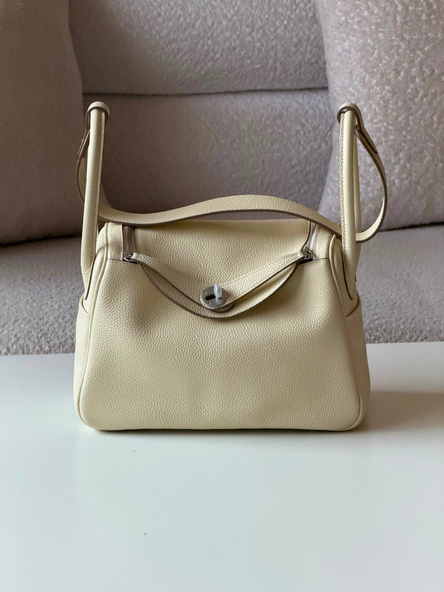 Hermes Lindy 26cm💕master quality😍with box❤️
390 dhs🇦🇪🇦🇪

Zain52
♥️♥️♥️