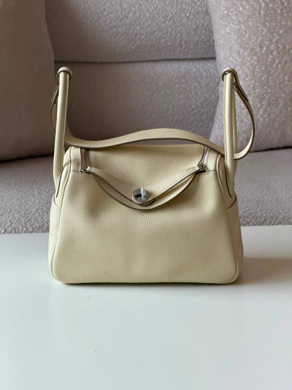 Hermes Lindy 26cm💕master quality😍with box❤️
390 dhs🇦🇪🇦🇪

Zain52
♥️♥️♥️