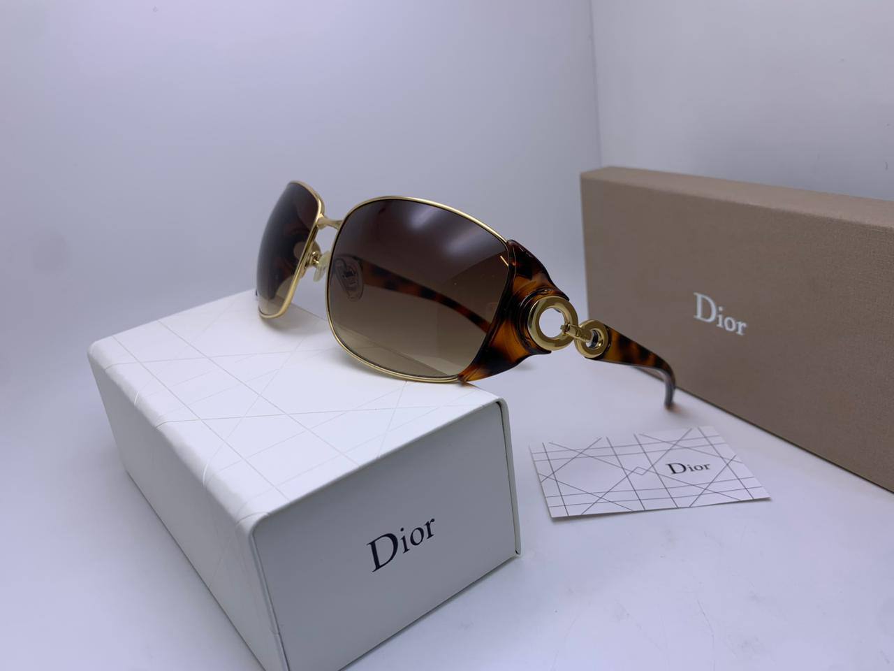 Ladies sunglasses 
70 dhs✅

Zain126
♥️♥️♥️