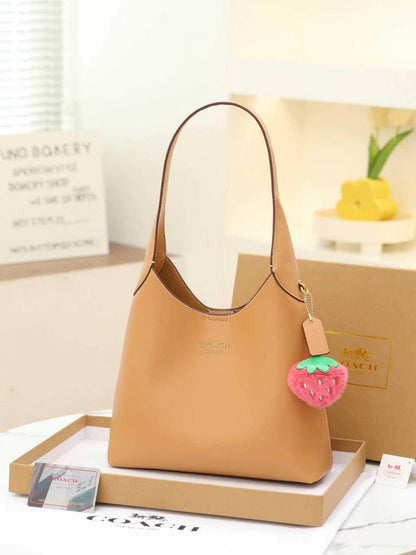 COACH

best quality 
with box
110 dhs🇦🇪🇦🇪🇦🇪

size28CM

Zain290
♥️♥️♥️