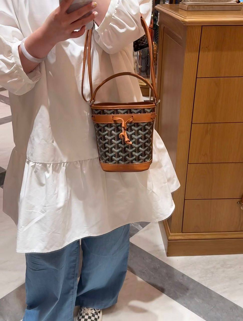 Goyard

100 dhs🌺

Good-quality 

with box🎁🎁🎁

Zain35
♥️♥️♥️