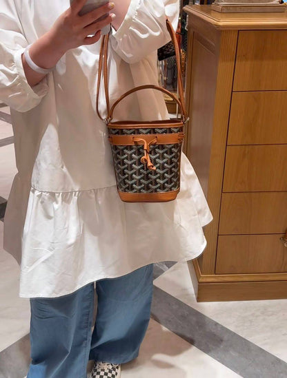 Goyard

100 dhs🌺

Good-quality 

with box🎁🎁🎁

Zain35
♥️♥️♥️