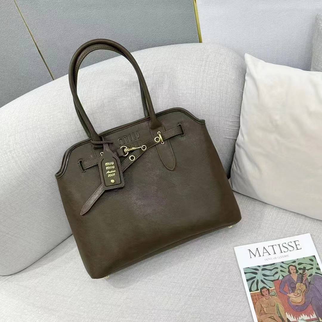 MIU MIU

Best quality 
with box
105 dhs🇦🇪🇦🇪

size 40CM

Zain290
♥️♥️♥️