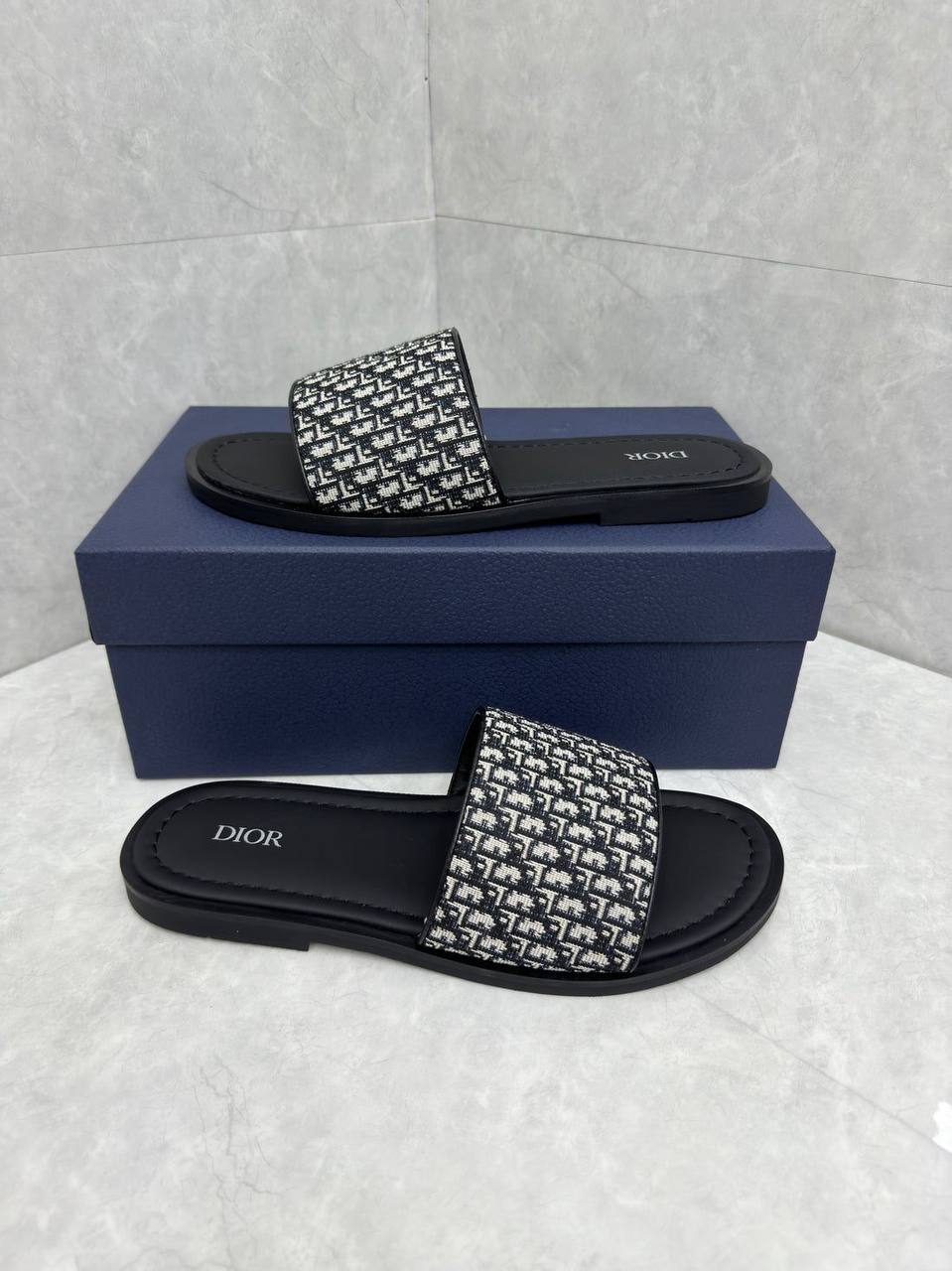 Dior Slippers
Size 40 to 46  
Good quality 
105 dhs✅

Zain79
♥️♥️♥️