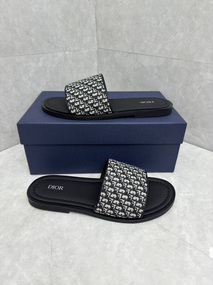 Dior Slippers
Size 40 to 46  
Good quality 
105 dhs✅

Zain79
♥️♥️♥️