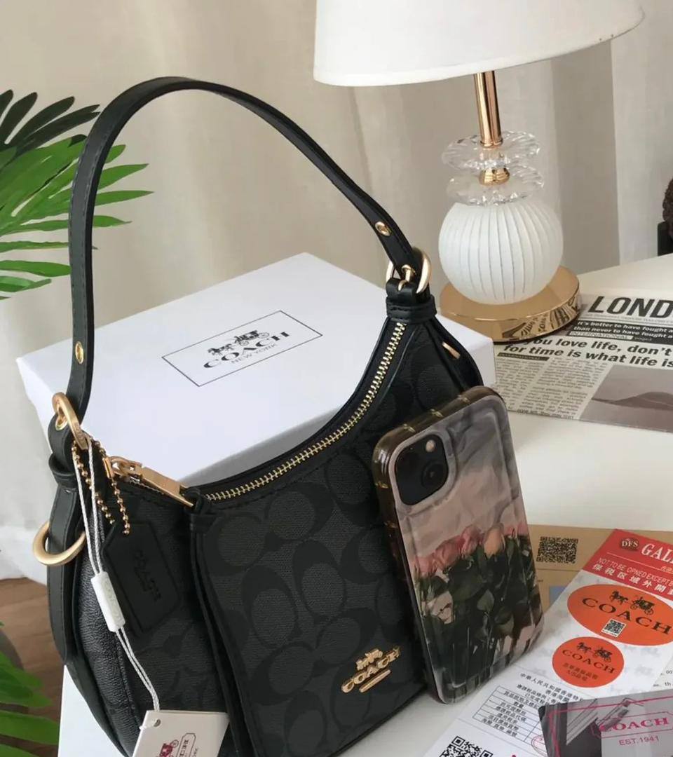 Coach

95 dhs💓
SIZE：21×18×8cm
High quality

Zain35
♥️♥️♥️