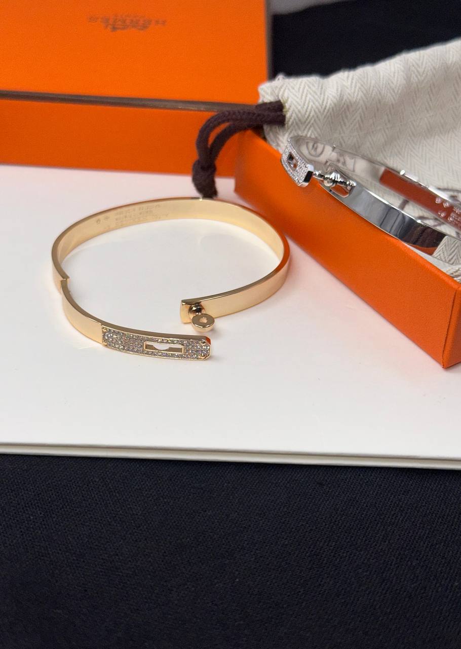 HERMES 🧡
Kelly bracelet, small model 
Swarovski Stones 
Silver & Chmpion Gold
🆕🎉🥳🎊🆕
↗️ *Super Master Quality ®️*
* *New Collection*
For Price 👇 WhatsApp✅
0568585901 
0507557372
0552275751 Owner Zain 👌

Zain106
♥️♥️♥️