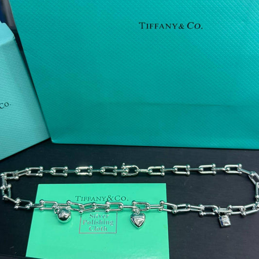 Tiffany ❤️‍🔥*
Necklace 🦋
Master quality 💯
With normal boxes 🗃️ 
75 dhs❣️
With master box 📦 
95 dhs❣️

Zain216
♥️♥️♥️