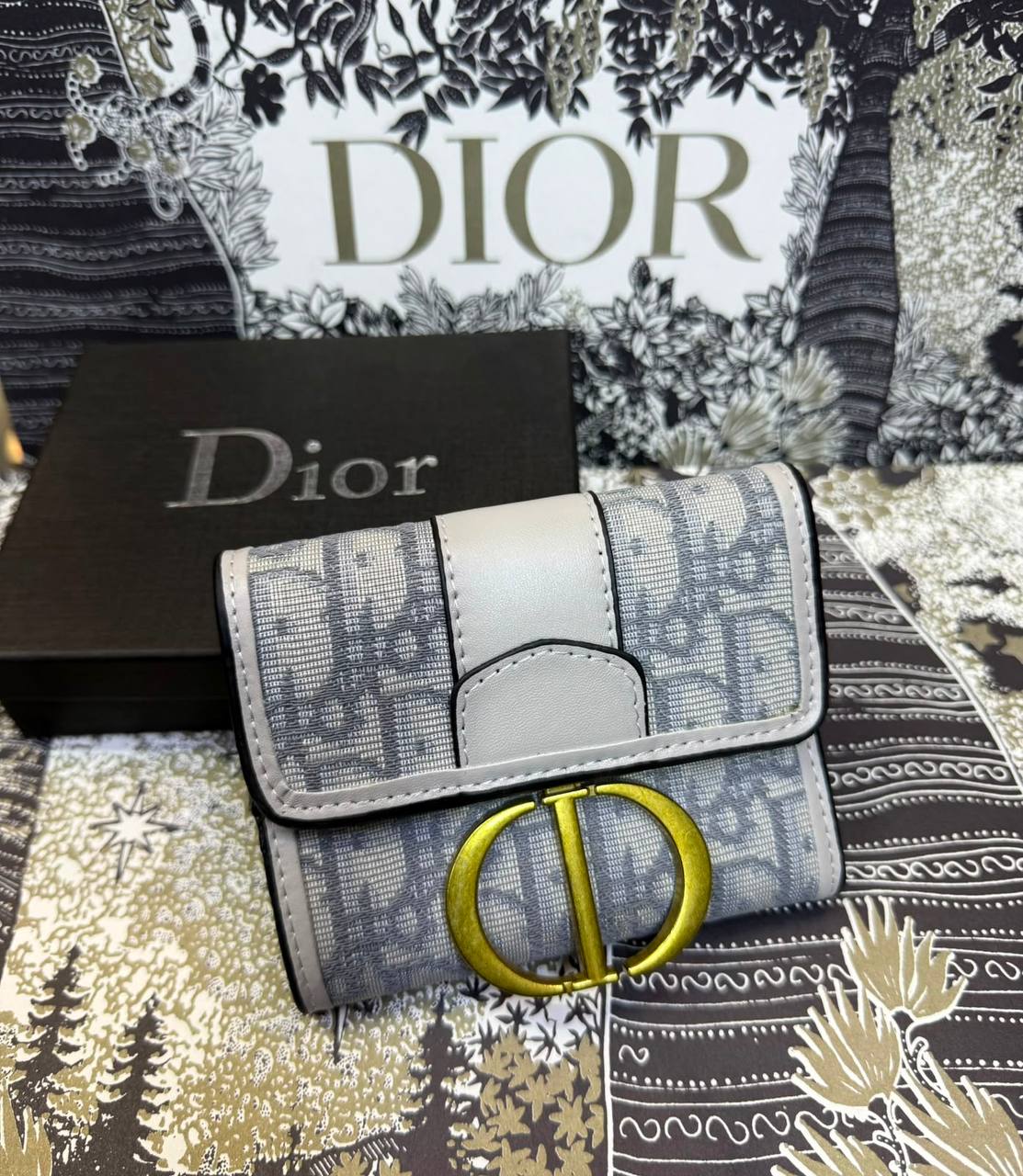 Dior Wallet
With box 
20 dhs✅

Zain93
♥️♥️♥️