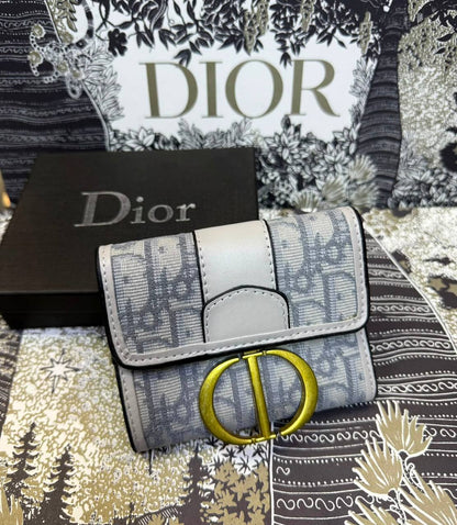 Dior Wallet
With box 
20 dhs✅

Zain93
♥️♥️♥️