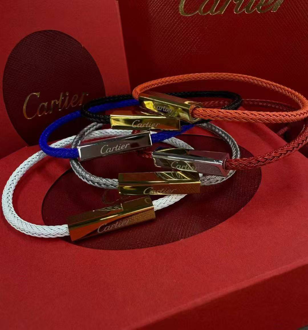 Cartier ❤️‍🔥*
Bracelet 🦋
Stainless Steel 🐦‍🔥
With black boxes 📦 
20 dhs💓
With normal boxes 🗃️ 
And paper bag 🛍️
30 dhs💓

Zain216
♥️♥️♥️