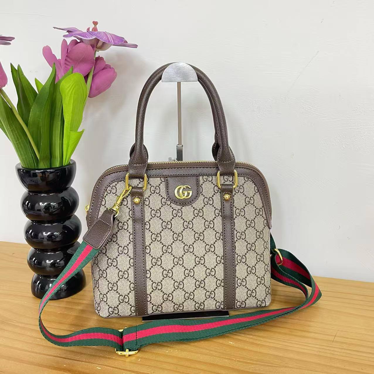 GUCCI
GOOD QUALITY 
SIZE:25.5cm
90 dhs🪙

Zain04
♥️♥️♥️