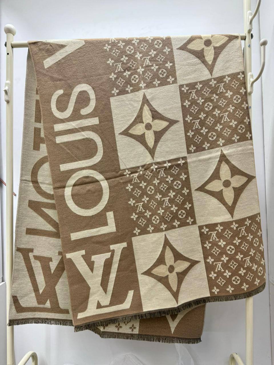 Brand Shawl / Scarf 

Good quality

Size:  180 * 68 cm
45 dhs🪙🌨️

Zain115
♥️♥️♥️