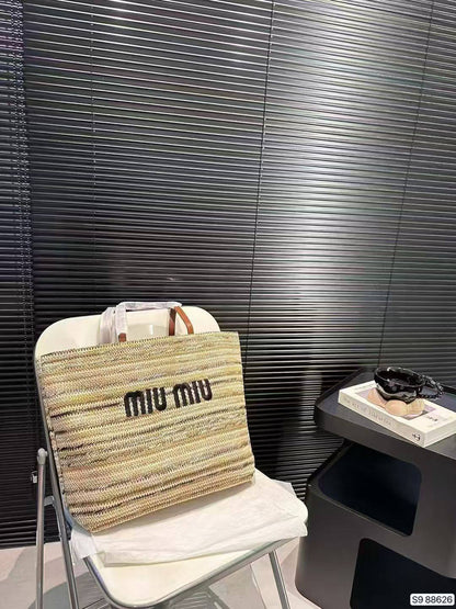 Miu Miu
with box
100 dhs✅

Zain143
♥️♥️♥️
