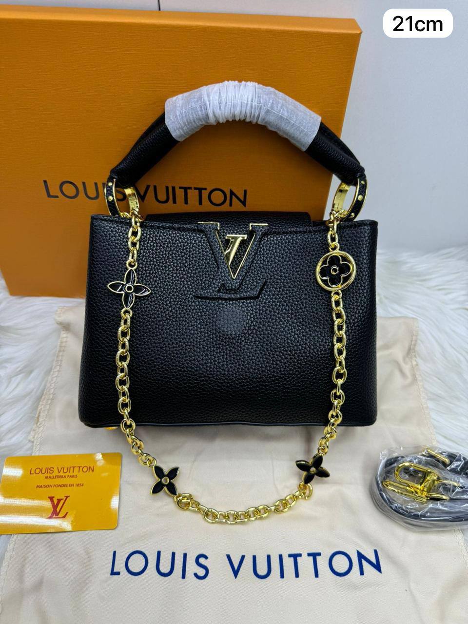 💎 LV Capitalcines
1️⃣ First quality +🎁
Size : 21 * 15 cm
90 dhs🪙🌨️
with box🎁

Zain115
♥️♥️♥️