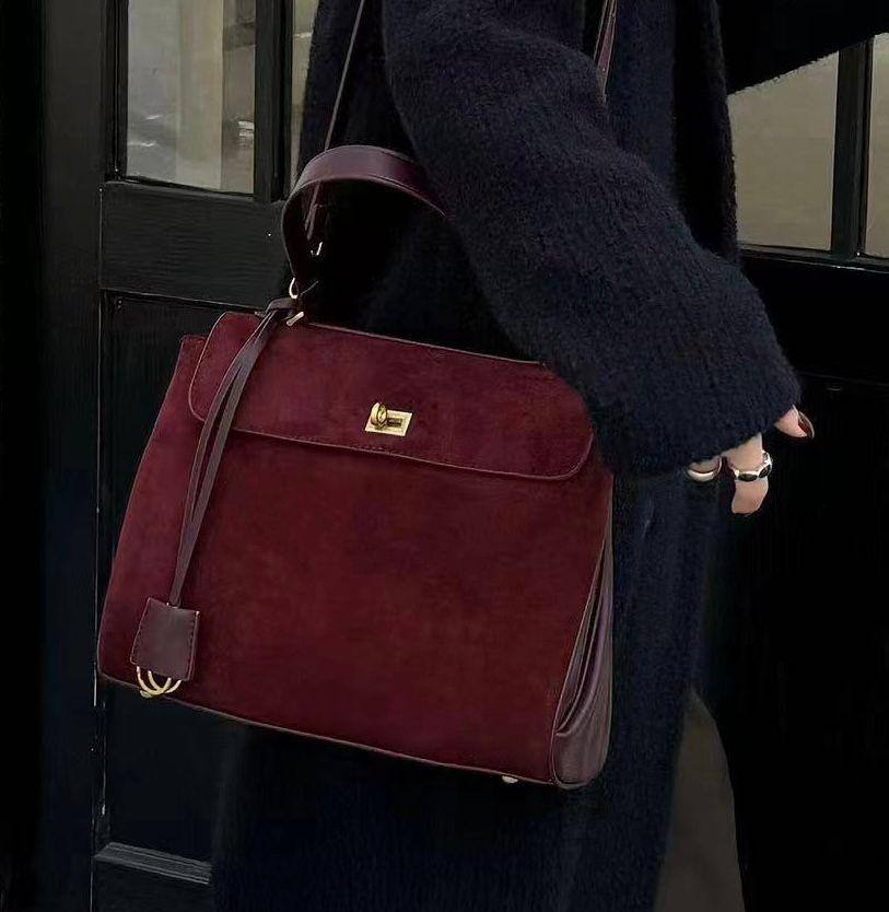 BALENCIAGA 

NEW CAME HIGH QUALITY 

135 dhs❣️

Zain39
♥️♥️♥️