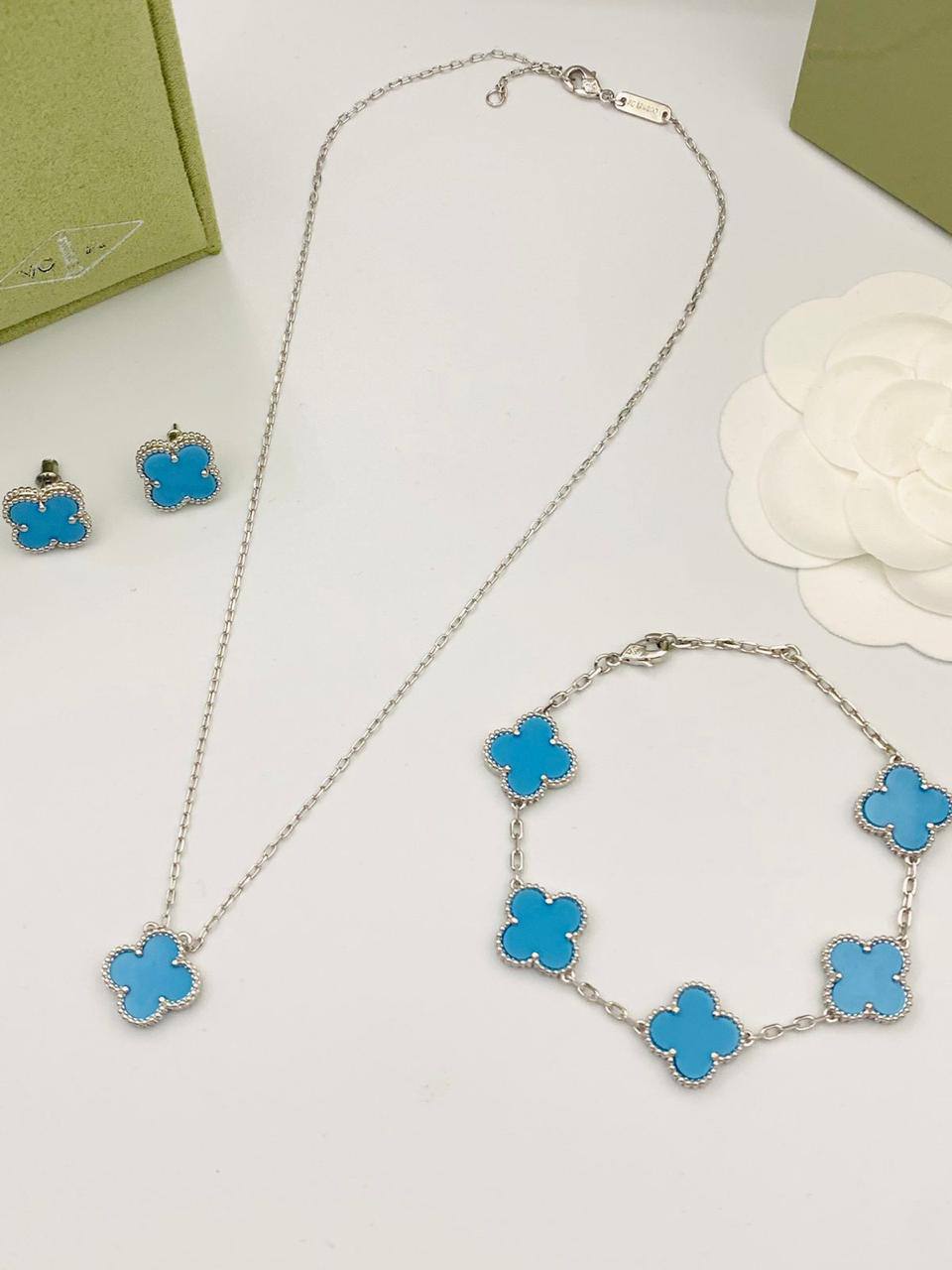 VCA Set*_🌼💫
*NECKLACE 1 FLOWER*
*BRACELET 5 FLOWER*
*EARRING   1* *FLOWER*  
145 dhs❤️
       _*WITH*_
    *Good Box* 📦

Zain89
♥️♥️♥️