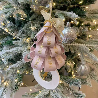 Hot selling dior car hanger 
45 dhs🪙🌨️ 

Zain243
♥️♥️♥️