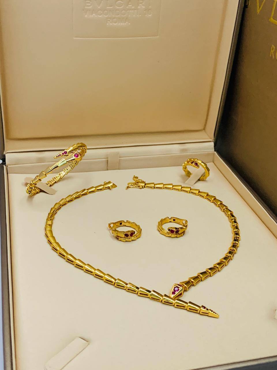 BVLGARI SET
MASTER💫✨
NECKLACE BRACELET EARRINGS RING
300 DHS🇦🇪🇦🇪 WITH BOX AND PAPER BAG🎁🛍️

WITH MASTER BOX AND PAPER BAG 
400 dhs🇦🇪🇦🇪🛍️🎁

Zain89
♥️♥️♥️