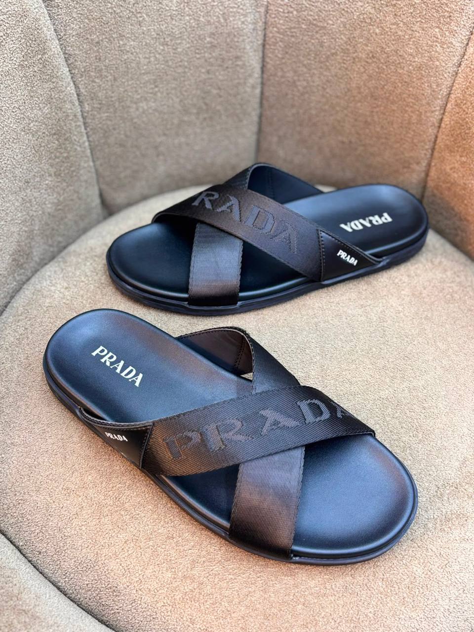 Prada
110 dhs🇦🇪🇦🇪
Size 40-45

Zain55
♥️♥️♥️