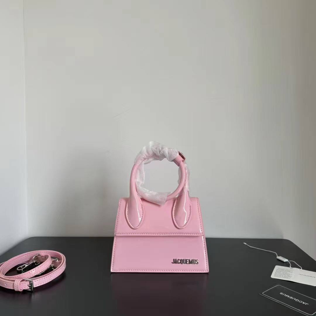 JACQUEMUS 
110 dhs✅
Best quality 

with box
🎁🎁🎁

size 18 CM

Zain290
♥️♥️♥️