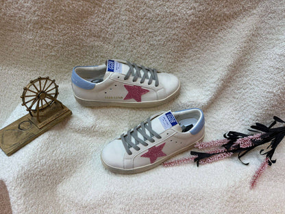 New. Golden gooes

   Size  .  36to 41

130 dhs🪙🌨️

Zain80
♥️♥️♥️