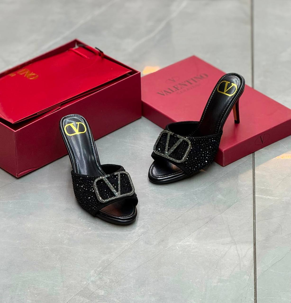 Valentino

Size  36 to 41 

90 dhs💓

Zain80
♥️♥️♥️