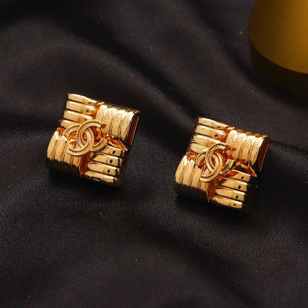 New arrival earrings 
30 dhs💓

Zain243
♥️♥️♥️
