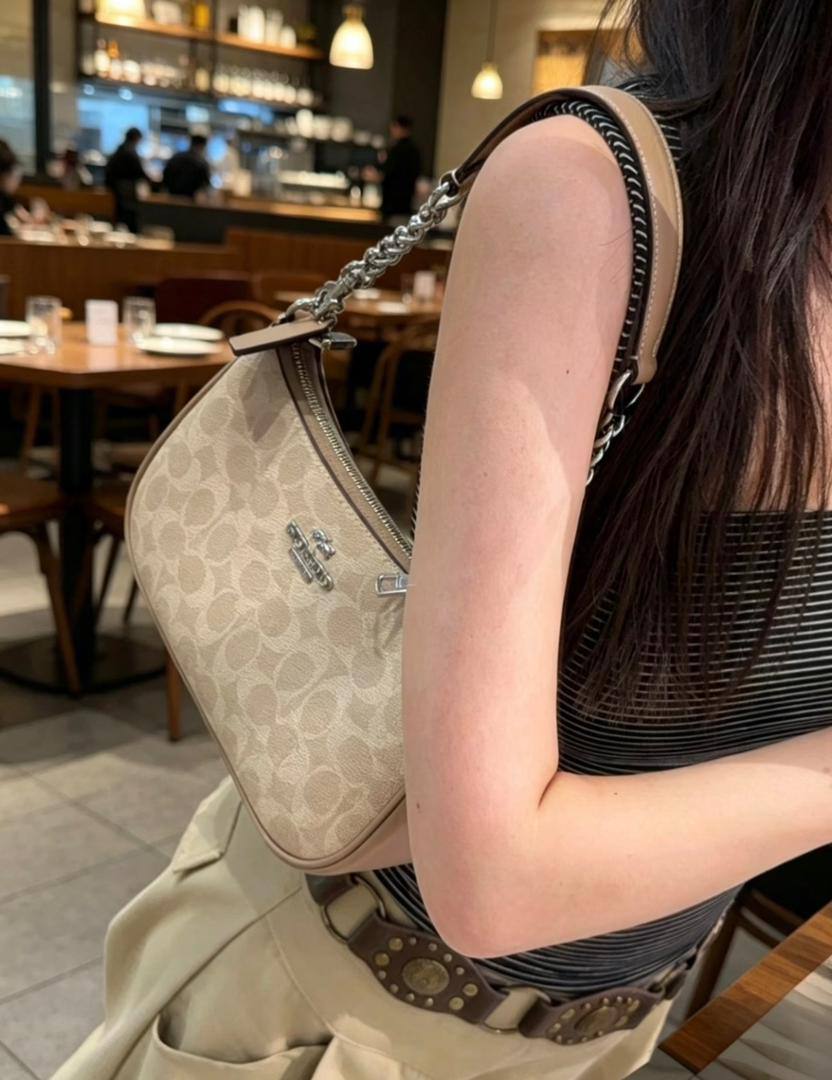 Coach
80 dhs✅
size 24×7×14cm

Zain42
♥️♥️♥️