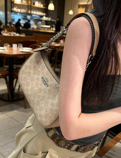 Coach
80 dhs✅
size 24×7×14cm

Zain42
♥️♥️♥️