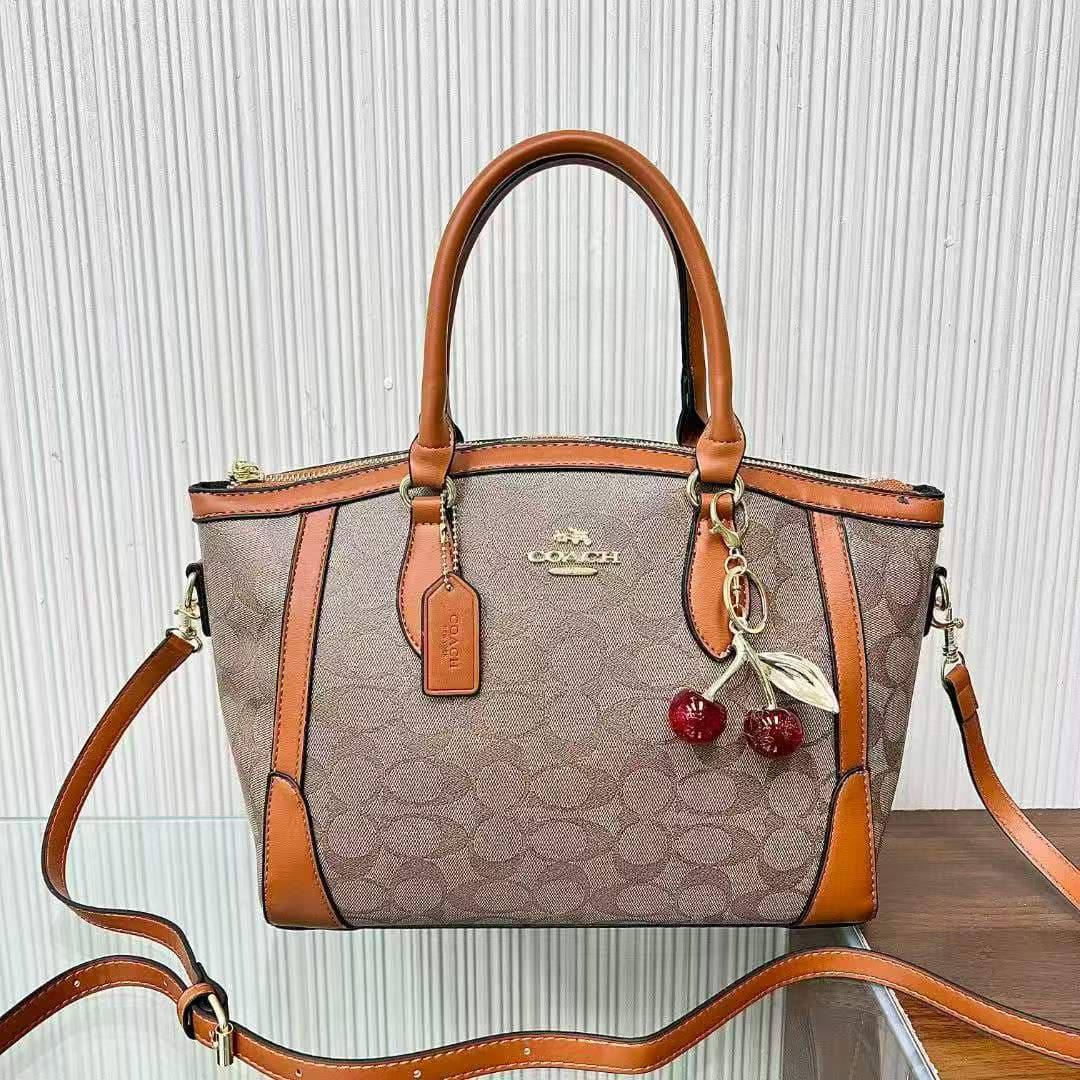 Coach
Wihh box 
75 dhs🇦🇪🇦🇪

Zain232
♥️♥️♥️